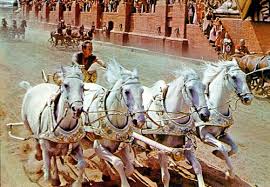 Ben-Hur, Kudüs’te zengin bir prens olan Judah Ben-Hur’un hikayesini anlatır. Filmdeki ana tema, dostluk, ihanet ve adalet mücadelesidir. Ben-Hur’un çocukluk arkadaşı Messala, yıllar sonra Roma ordusunun komutanı olarak Kudüs’e döner. İkili arasındaki eski bağ, siyasi ve dini çatışmalarla test edilir.