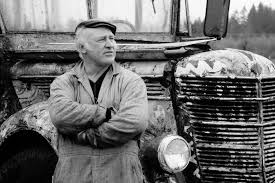 Ken Kesey, 17 Eylül 1935’te Oregon’da doğdu. Üniversite eğitimini Stanford Üniversitesi'nde tamamladı ve burada yazarlık kariyerine adım attı. Yazar, genç yaşlarda deneysel psikoloji ve edebiyatla ilgilenmeye başladı, bu da onun hem psikolojik derinliği olan hem de toplumsal sorgulamalara yönelen eserler yazmasına olanak sağladı.