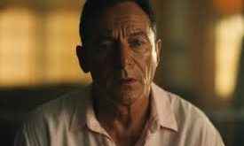Jason Isaacs’ın kariyeri yalnızca bu rol ile sınırlı değildir. O, farklı türlerdeki yapımlarda yer alarak oyunculuk yelpazesinin ne kadar geniş olduğunu göstermiştir. Bu makalede Jason Isaacs’ın çocukluk yıllarından başlayarak kariyer gelişimi, önemli filmleri, televizyon projeleri ve oyunculuk tarzı ayrıntılı şekilde incelenecektir.