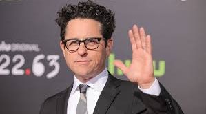 Abrams’ın kariyerinin ilk önemli adımları senarist olarak gerçekleşti. 1990’lı yılların başında Hollywood için çeşitli projeler geliştiren Abrams, 1991 yapımı Regarding Henry filminin senaryosunu yazdı. Filmde başrolü Harrison Ford üstlenmişti.