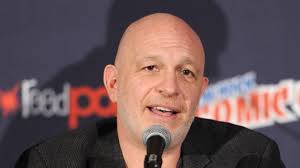 Goldsman, eğitim hayatında da sanat ve edebiyatla bağını sürdürdü. Üniversite eğitimini Wesleyan University’de tamamladı. Daha sonra yüksek lisansını New York University’de yaptı. Bu eğitim süreci, onun senaryo yazarlığı ve film yapımı konusundaki profesyonel kariyerine sağlam bir temel oluşturdu.