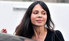 Oksana Grigorieva’nın yaşamı yalnızca Rusya ile sınırlı kalmamıştır. Sanatçı genç yaşlarda Avrupa’ya taşınarak farklı kültürlerle tanışma fırsatı bulmuştur. Özellikle İngiltere ve Amerika Birleşik Devletleri’nde yaşadığı dönemler, kariyerini uluslararası bir boyuta taşımıştır.