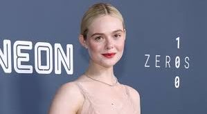 Elle Fanning, Amerikalı oyuncu olarak çocuk yaşlardan itibaren başladığı kariyerini uluslararası sinema dünyasında güçlü bir şekilde sürdüren, günümüz Hollywood’unun en dikkat çeken genç yıldızlarından biridir.