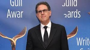 David H. Goodman, Hollywood televizyon sektöründe senarist, hikâye editörü ve yapımcı olarak çalışmış deneyimli bir isimdir. Kariyerine 1990’ların sonunda başlayan Goodman, özellikle televizyon dizilerinin senaryo geliştirme süreçlerinde önemli roller üstlenmiştir.