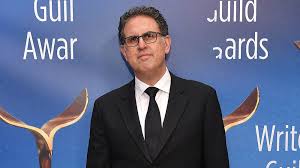 David H. Goodman, Hollywood televizyon sektöründe senarist, hikâye editörü ve yapımcı olarak çalışmış deneyimli bir isimdir. Kariyerine 1990’ların sonunda başlayan Goodman, özellikle televizyon dizilerinin senaryo geliştirme süreçlerinde önemli roller üstlenmiştir.