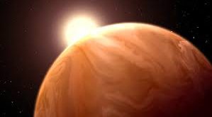 Yaklaşık 40–47 ışık yılı uzaklıkta, Ophiuchus (Yılancı Takımyıldızı) içerisinde bulunan bu gezegen, başlangıçta “su dünyası” olarak düşünülmüş, ancak daha sonraki gözlemler bu görüşü yeniden değerlendirmeye açmıştır. Bu makalede GJ 1214 b’nin keşfi, fiziksel özellikleri, atmosfer yapısı, evrimi ve bilimsel önemi kapsamlı şekilde ele alınacaktır.