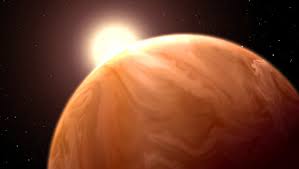 Yaklaşık 40–47 ışık yılı uzaklıkta, Ophiuchus (Yılancı Takımyıldızı) içerisinde bulunan bu gezegen, başlangıçta “su dünyası” olarak düşünülmüş, ancak daha sonraki gözlemler bu görüşü yeniden değerlendirmeye açmıştır. Bu makalede GJ 1214 b’nin keşfi, fiziksel özellikleri, atmosfer yapısı, evrimi ve bilimsel önemi kapsamlı şekilde ele alınacaktır.