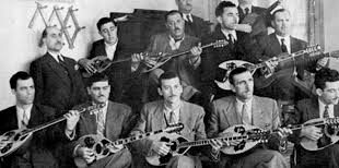 Yunan müziği, binlerce yıllık geçmişiyle Avrupa ve Akdeniz kültürünün en köklü müzik geleneklerinden biridir. Antik çağlardan günümüze kadar uzanan bu zengin miras; tarih, göç, savaş ve kültürel etkileşimlerin izlerini taşır. “Yunan müziği nedir?” sorusu yalnızca bir müzik türünü değil, aynı zamanda bir medeniyetin ruhunu anlamayı gerektirir.