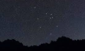 Aquila, Latince’de “kartal” anlamına gelir ve gökyüzünde kanatlarını açmış bir kartal şeklinde tasvir edilir. 88 modern takımyıldız arasında yer alan Aquila, özellikle yaz aylarında kuzey yarımkürede en iyi gözlemlenir.