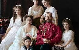 1894 yılında II. Nikolay ile evlenerek Rusya İmparatorluğu’nun çariçesi olmuştur. Bu evlilik, romantik bir bağ üzerine kurulmuş olsa da Aleksandra için zorlu bir dönüşüm sürecini beraberinde getirmiştir.