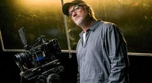 David Andrew Leo Fincher, 28 Ağustos 1962 tarihinde Denver, Colorado’da doğmuştur. Film yapımına olan ilgisi küçük yaşlarda başlamış, gençlik yıllarında sinema dünyasına adım atmıştır. Fincher’ın kariyeri, özellikle 1990’larda "Se7en" (1995) ve "Fight Club" (1999) gibi filmleriyle büyük bir çıkış yaparak hız kazanmıştır.