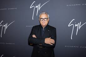 Dünyaca ünlü ayakkabı tasarımcısı Giuseppe Zanotti, lüks moda dünyasında özellikle çarpıcı ve yenilikçi ayakkabı tasarımlarıyla tanınan önemli bir isimdir. Zarif detayları, cesur çizgileri ve modern estetiği bir araya getiren Zanotti, kısa sürede global moda sahnesinde kendine sağlam bir yer edinmiştir.