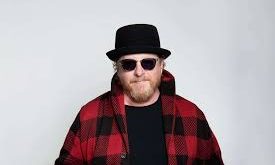 Dünya çapında tanınan rock gruplarından biri olan Toto’nun güçlü vokallerinden biri olarak bilinen Joseph Williams, hem solo kariyeri hem de grup çalışmalarıyla müzik dünyasında önemli bir yere sahiptir. Etkileyici sesi, sahne enerjisi ve uzun soluklu kariyeriyle dikkat çeken sanatçı, rock ve AOR (Adult Oriented Rock) türünün sevilen isimlerinden biri olmuştur.