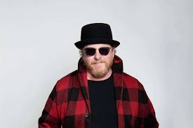 Dünya çapında tanınan rock gruplarından biri olan Toto’nun güçlü vokallerinden biri olarak bilinen Joseph Williams, hem solo kariyeri hem de grup çalışmalarıyla müzik dünyasında önemli bir yere sahiptir. Etkileyici sesi, sahne enerjisi ve uzun soluklu kariyeriyle dikkat çeken sanatçı, rock ve AOR (Adult Oriented Rock) türünün sevilen isimlerinden biri olmuştur.