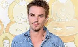 Riley Smith’in kariyeri modellik ile başladı. Fiziksel görünümü ve kamera karşısındaki rahat tavırları sayesinde kısa sürede dikkat çekerek oyunculuk dünyasına adım attı. İlk önemli deneyimlerinden biri, 1999 yapımı Varsity Blues filminde rol alması oldu.