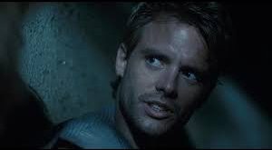 Bilim kurgu ve aksiyon filmlerindeki unutulmaz rolleriyle tanınan Michael Biehn, özellikle 1980’li ve 1990’lı yıllarda Hollywood’un öne çıkan oyuncularından biri olmuştur. Karizmatik duruşu ve güçlü performanslarıyla geniş bir hayran kitlesine ulaşan Biehn, sinema dünyasında kült yapımlarla özdeşleşmiş bir isimdir.