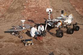 Uzay keşif tarihinde bazı görevler, yalnızca bilimsel veri üretmekle kalmaz; aynı zamanda gelecekteki tüm görevlerin temelini oluşturur. Mars Pathfinder, bu tür kilometre taşı görevlerden biridir. 1997 yılında Mars’a başarıyla iniş yapan bu görev, hem düşük maliyetli uzay keşfinin mümkün olduğunu kanıtlamış hem de gezici robot teknolojisinin önünü açmıştır.