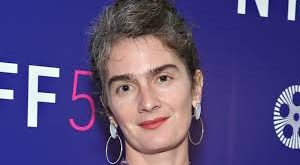 Gaby Hoffmann, Amerikan sinema ve televizyon dünyasında çocuk yaşta başladığı kariyerini yetişkinlik döneminde de başarıyla sürdüren çok yönlü bir oyuncudur. 8 Ocak 1982 tarihinde New York City’de doğan Hoffmann, özellikle bağımsız sinema filmleri ve prestijli televizyon dizilerindeki güçlü performanslarıyla tanınmaktadır.