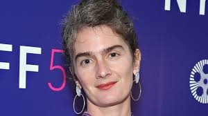 Gaby Hoffmann, Amerikan sinema ve televizyon dünyasında çocuk yaşta başladığı kariyerini yetişkinlik döneminde de başarıyla sürdüren çok yönlü bir oyuncudur. 8 Ocak 1982 tarihinde New York City’de doğan Hoffmann, özellikle bağımsız sinema filmleri ve prestijli televizyon dizilerindeki güçlü performanslarıyla tanınmaktadır.