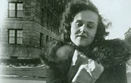 Joan Vollmer, zeki ve kültürlü bir ailede dünyaya gelmiştir. Erken yaşlarda edebiyata olan ilgisiyle dikkat çeken Vollmer, 1940'larda Columbia Üniversitesi'nde eğitim almıştır. Üniversite yıllarında, Amerikan edebiyatı ve felsefesi ile ilgilenmiş, bu alanlarda derinlemesine bir bilgi birikimi oluşturmuştur.