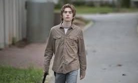 Austin Abrams, genç kuşak Hollywood oyuncuları arasında dikkat çeken Amerikalı bir aktördür. Özellikle televizyon dizileri ve bağımsız sinema filmlerindeki performanslarıyla tanınan Abrams, doğal oyunculuk tarzı ve karakterlerine kattığı gerçekçilik ile son yıllarda adından sıkça söz ettirmektedir. 1996 doğumlu oyuncu, kariyerine erken yaşta başlamış ve kısa sürede hem gençlik dizilerinde hem de dramatik yapımlarda kendine sağlam bir yer edinmiştir.