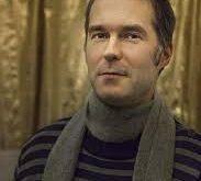 Franc, prestijli bir Fransız sanat okulunda eğitim almış, özellikle resim, heykel ve multimedya tekniklerine odaklanmıştır. Eğitim sürecinde klasik sanat tekniklerini öğrenirken, modern ve çağdaş yaklaşımları da keşfetmiştir. Bu eğitim, onun sanat anlayışının temelini oluşturmuş ve kendine özgü bir stil geliştirmesine katkıda bulunmuştur.