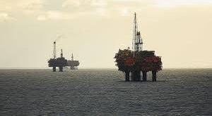 Enerji sektörü, küresel ekonominin temel taşlarından biridir ve bu sektörde petrol, kritik bir rol oynar. Özellikle Brent petrol, dünya genelinde fiyat belirlemede ve ticarette en çok kullanılan referans ham petrol türlerinden biridir. Brent petrol, sadece enerji piyasalarını değil, finansal piyasaları, ülkelerin bütçelerini ve küresel ekonomik dengeleri doğrudan etkiler.