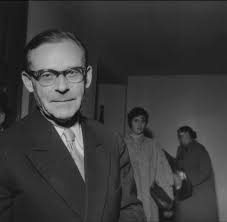 Bamm, tıp ve edebiyatı birleştiren çok yönlü bir kişiliğe sahipti. Tıp eğitimi sayesinde insan bedenine ve ruhuna dair derin bir anlayış kazanmış, bu bakış açısını yazılarına entegre etmiştir. Hayatı boyunca Avrupa’nın farklı şehirlerinde yaşamış, savaş deneyimleri ve kültürel gezileri onun edebi üretimini zenginleştirmiştir.