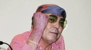 Hunter S. Thompson (Hunter Stockton Thompson), sıradışı kişiliği ve tartışmalı yaşamıyla da bilinir. Onun hayatı, tıpkı yazıları gibi, kaotik, kural tanımaz ve tam anlamıyla bir anarşist ruha sahipti. Thompson, genellikle aşırı alkol tüketimi, uyuşturucu kullanımı ve sürekli bir isyan halinde olan tavırlarıyla tanınırdı. Bu yaşam tarzı, onun yazılarına da yansımış ve yazılarını daha etkileyici kılmıştır.