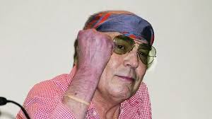Hunter S. Thompson (Hunter Stockton Thompson), sıradışı kişiliği ve tartışmalı yaşamıyla da bilinir. Onun hayatı, tıpkı yazıları gibi, kaotik, kural tanımaz ve tam anlamıyla bir anarşist ruha sahipti. Thompson, genellikle aşırı alkol tüketimi, uyuşturucu kullanımı ve sürekli bir isyan halinde olan tavırlarıyla tanınırdı. Bu yaşam tarzı, onun yazılarına da yansımış ve yazılarını daha etkileyici kılmıştır.