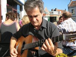 Mandino Reinhardt, müzikle iç içe bir ailede dünyaya gelmiştir. Soyadı Reinhardt, onu doğrudan Django Reinhardt geleneğiyle ilişkilendirir; zira Mandino, Django Reinhardt’ın mirasını yaşatmayı amaçlayan bir müzikal çizgide yetişmiştir.