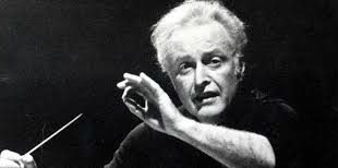 Carlos Kleiber'in müzikal yolculuğu, onu dünya çapında tanınan bir orkestra şefine dönüştü. Viyana'da müzik eğitimi aldıktan sonra, genç yaşta kariyerine başladığı ilk yıllarda birkaç Avrupa orkestrasında şeflik yaptı. Ancak Kleiber'in büyük çıkışı, 1970'li yıllarda Almanya ve Avusturya'daki büyük orkestralarla gerçekleştirdiği konserlerle oldu.