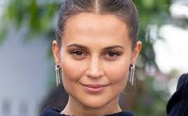 Sinema dünyası, farklı disiplinlerden gelen sanatçıların katkılarıyla zenginleşmeye devam ediyor. Bu isimler arasında hem oyunculuk hem de dans geçmişiyle öne çıkan Alicia Vikander, son yılların en dikkat çekici ve saygın aktrislerinden biri olarak kabul edilmektedir.