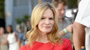 Jennifer Jason Leigh, oyunculuk kariyerine genç yaşlarda televizyon dizileri ve küçük film rolleriyle başlamıştır. Ancak kısa sürede dikkat çekmeyi başarmış ve 1980’li yıllarda sinema dünyasında kendine sağlam bir yer edinmiştir.