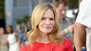 Jennifer Jason Leigh, oyunculuk kariyerine genç yaşlarda televizyon dizileri ve küçük film rolleriyle başlamıştır. Ancak kısa sürede dikkat çekmeyi başarmış ve 1980’li yıllarda sinema dünyasında kendine sağlam bir yer edinmiştir.