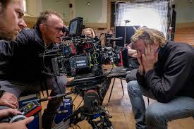 Anthony Dod Mantle’ın kariyerindeki en önemli dönüm noktalarından biri, Lars von Trier ve Thomas Vinterberg tarafından başlatılan Dogme 95 hareketine katılmasıdır. Bu akım, yapay ışık, özel efekt ve set tasarımını reddederek sinemayı “saf” haline döndürmeyi amaçlıyordu.