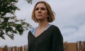 Özellikle sessiz sahnelerdeki mimik kullanımı ve duygusal geçişleri, dizinin en güçlü yönlerinden biri olarak öne çıkar.