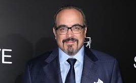 David Zayas, televizyon ve sinema dünyasında özellikle sert ve otoriter karakterleri canlandırmasıyla tanınan Porto Rikolu-Amerikalı oyuncudur. En çok, Dexter dizisinde hayat verdiği Angel Batista karakteriyle geniş kitleler tarafından tanınmıştır. Gerçekçi oyunculuk tarzı ve güçlü ekran duruşu, onu modern televizyonun karakter oyuncuları arasında öne çıkarır.