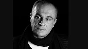 Mirsad Tuka’nın kariyerinin temelini tiyatro oluşturmaktadır. Bosna-Hersek’in önemli tiyatro sahnelerinde yer alan oyuncu, farklı dönemlere ait klasik eserlerden modern oyunlara kadar geniş bir repertuvara sahiptir.