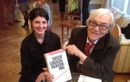 Jean-Claude Passeron, toplumsal yapının eğitim üzerinden nasıl yeniden üretildiğini incelemiş ve eğitimdeki eşitsizlikleri toplumsal sınıflar arasındaki derin farklarla ilişkilendirmiştir. Bu bağlamda, Passeron, özellikle "kültürel kapital" kavramını popülerleştiren Pierre Bourdieu ile birlikte çalışmış ve bu kavramın toplumsal sınıflar arasındaki eşitsizliği pekiştirdiğini savunmuştur.