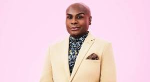 Nathan Lee Graham, Amerikalı oyuncu, komedyen ve şarkıcı olarak sahne sanatları dünyasında kendine özgü bir yer edinmiş çok yönlü bir sanatçıdır. Tiyatrodan televizyona, sinemadan müzikale kadar geniş bir yelpazede performans sergileyen Graham, özellikle enerjik oyunculuğu ve güçlü sahne karizmasıyla tanınmaktadır.