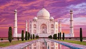 Dünyanın en ünlü yapılarından biri olan Tac Mahal, Hindistan’ın Agra şehrinde yer alan ve aşkın simgesi olarak kabul edilen görkemli bir anıt mezardır. Beyaz mermerden inşa edilen bu eşsiz yapı, hem mimari zarafeti hem de taşıdığı anlam ile dünya çapında büyük bir üne sahiptir.