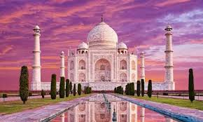 Dünyanın en ünlü yapılarından biri olan Tac Mahal, Hindistan’ın Agra şehrinde yer alan ve aşkın simgesi olarak kabul edilen görkemli bir anıt mezardır. Beyaz mermerden inşa edilen bu eşsiz yapı, hem mimari zarafeti hem de taşıdığı anlam ile dünya çapında büyük bir üne sahiptir.