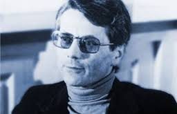 De Certeau, özellikle tüketim kültürü ve medya üzerine yaptığı analizlerde, insanların kültürel üretiminin nasıl medya ve tüketim üzerinden şekillendiğini gösterir. O, tüketicilerin pasif alıcılar olmadığını, aksine onların medyanın ve kültürel imgelerin yeniden üretimi üzerinde aktif bir etkisi olduğunu savunur.