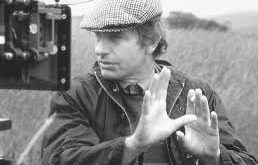 Peter Weir’in uluslararası alanda tanınmasını sağlayan yapımlardan biri, 1975 tarihli Picnic at Hanging Rock olmuştur. Bu film, gizemli atmosferi ve sanatsal anlatımıyla büyük beğeni toplamış ve yönetmenin adını dünya çapında duyurmuştur.