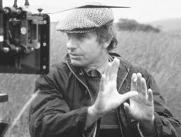 Peter Weir’in uluslararası alanda tanınmasını sağlayan yapımlardan biri, 1975 tarihli Picnic at Hanging Rock olmuştur. Bu film, gizemli atmosferi ve sanatsal anlatımıyla büyük beğeni toplamış ve yönetmenin adını dünya çapında duyurmuştur.