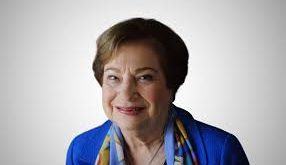 Angela E. Stent, uluslararası ilişkiler, Rusya politikası ve transatlantik ilişkiler alanlarında uzmanlaşmış Amerikalı akademisyen, eğitmen ve yazardır. Özellikle Rusya’nın dış politikası, ABD-Avrupa ilişkileri ve küresel güç dengeleri üzerine yaptığı çalışmalarla tanınan Stent, akademik dünyada saygın bir konuma sahiptir.