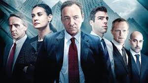 Margin Call, büyük bir yatırım bankasında çalışan risk analistlerinin, şirketin finansal yapısında ölümcül bir açık keşfetmesiyle başlar. İşten çıkarılmadan hemen önce önemli verileri genç bir analiste bırakan deneyimli çalışan, aslında yaklaşan felaketin habercisidir.