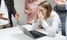 Mobbing, iş yaşamında bireylerin sistematik şekilde psikolojik baskı, yıldırma ve dışlanmaya maruz kalması durumunu ifade eden bir kavramdır. Günümüzde özellikle çalışma hayatının yoğun ve rekabetçi yapısı nedeniyle mobbing, iş dünyasının en önemli psikososyal sorunlarından biri haline gelmiştir.