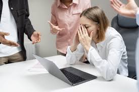 Mobbing, iş yaşamında bireylerin sistematik şekilde psikolojik baskı, yıldırma ve dışlanmaya maruz kalması durumunu ifade eden bir kavramdır. Günümüzde özellikle çalışma hayatının yoğun ve rekabetçi yapısı nedeniyle mobbing, iş dünyasının en önemli psikososyal sorunlarından biri haline gelmiştir.